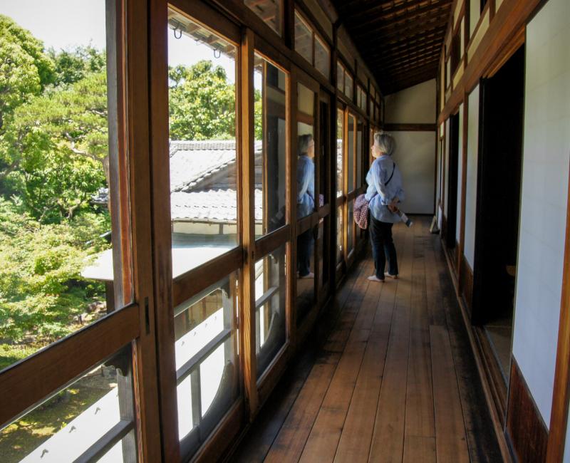 Villa Kyu Asakura à Shibuya, Couloir au plancher de bois au premier étage