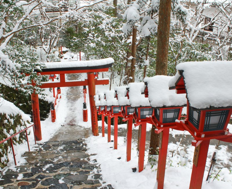 Kibune (Kyoto), enceinte du sanctuaire Kifune-jinja sous la neige en hiver