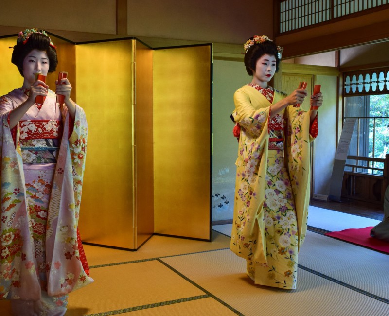 Villa Saito à Niigata, Geigi présentant une danse 2 Villa Saito à Niigata, Geigi présentant une danse 2