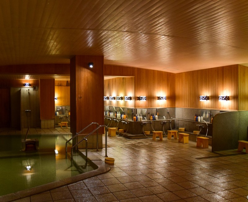 Ryokan Atsumi Onsen Bankokuya (Tsuruoka), bain commun onsen avec douche individuelle 