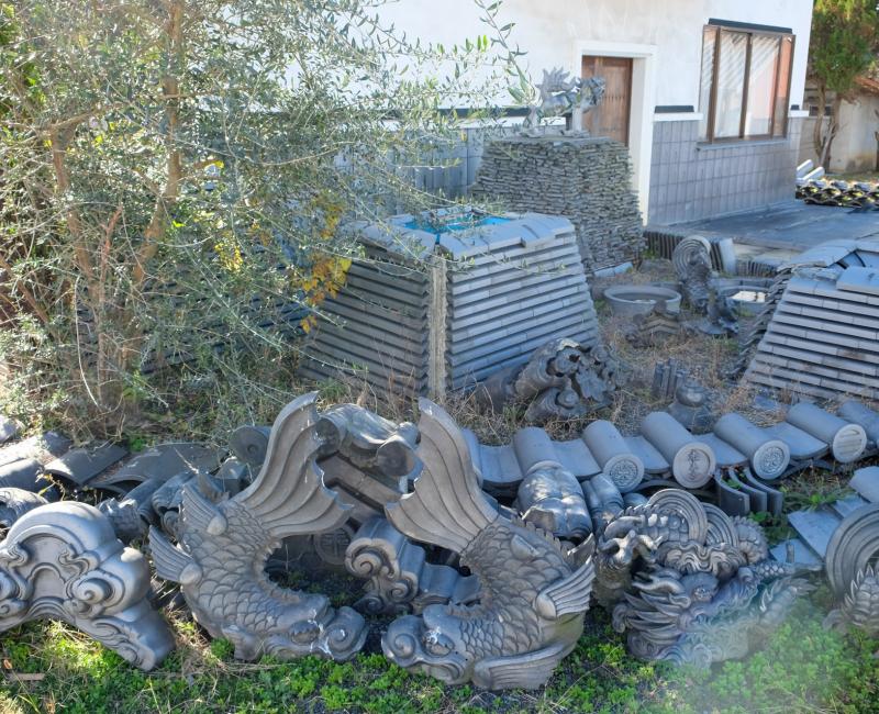 Koyo Seiga (Himeji), Tuiles Ibushi et décorations traditionnelles en céramique Koyo Seiga (Himeji), Tuiles Ibushi et décorations traditionnelles en céramique