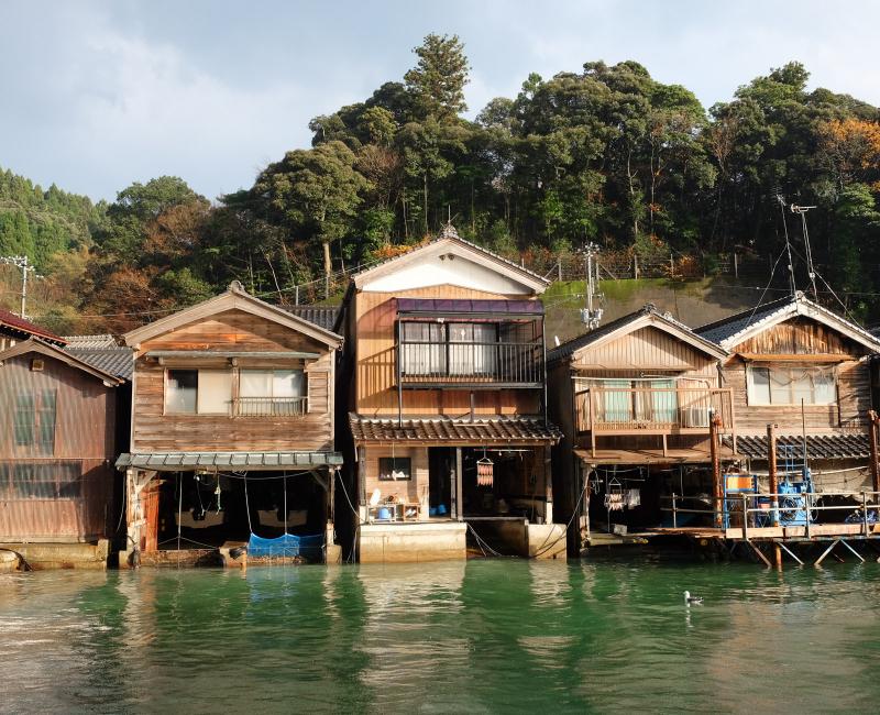 Ine (Kyoto), vue sur les maisons funaya installées sur l'eau au soleil couchant