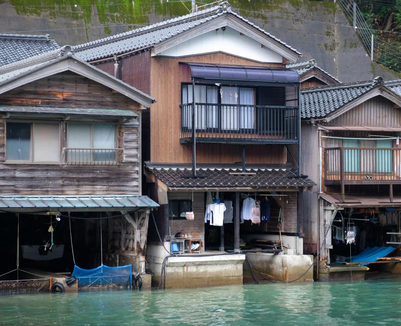 Kyoto côté mer du Japon, maisons funaya dans le village d'Ine Kyoto côté mer du Japon, maisons funaya dans le village d'Ine