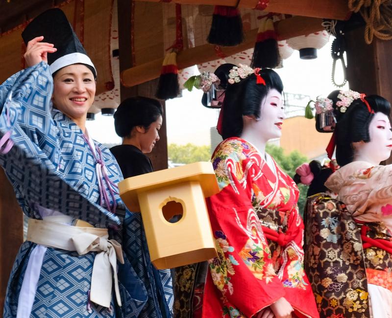 Setsubun, Yasaka-jinja, Prêtres shinto, Geiko et Maiko jetant des haricots 2 Setsubun, Yasaka-jinja, Prêtres shinto, Geiko et Maiko jetant des haricots 2
