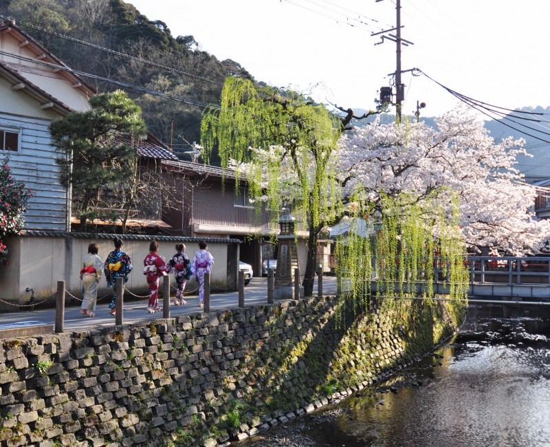Japonaises en yukata dans les rues de Kinosaki Onsen