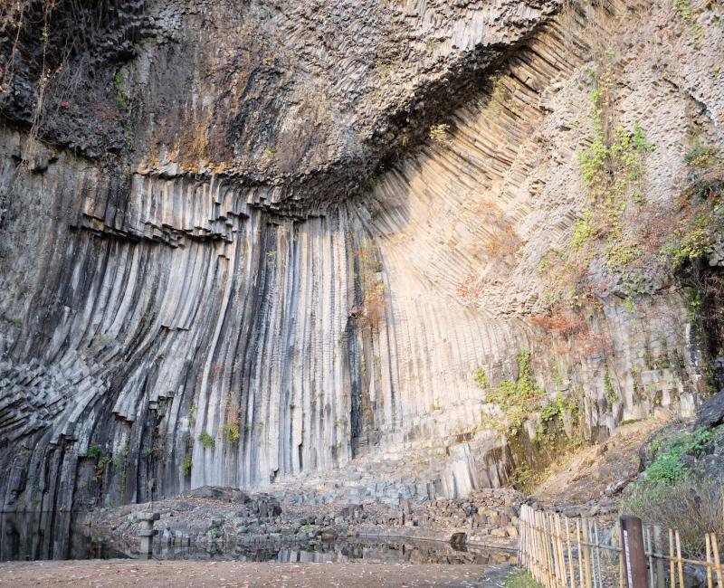 Parc Genbudo (Kinosaki), Colonnes de basalte se reflétant dans un étang Parc Genbudo (Kinosaki), Colonnes de basalte se reflétant dans un étang