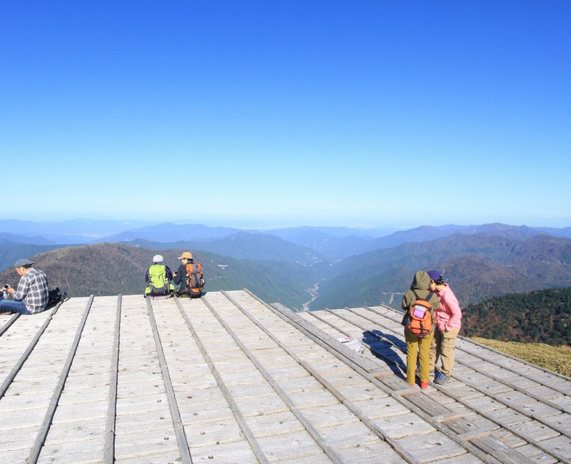 Mont Tsurugi (Shikoku), vue sur les montagnes environnantes