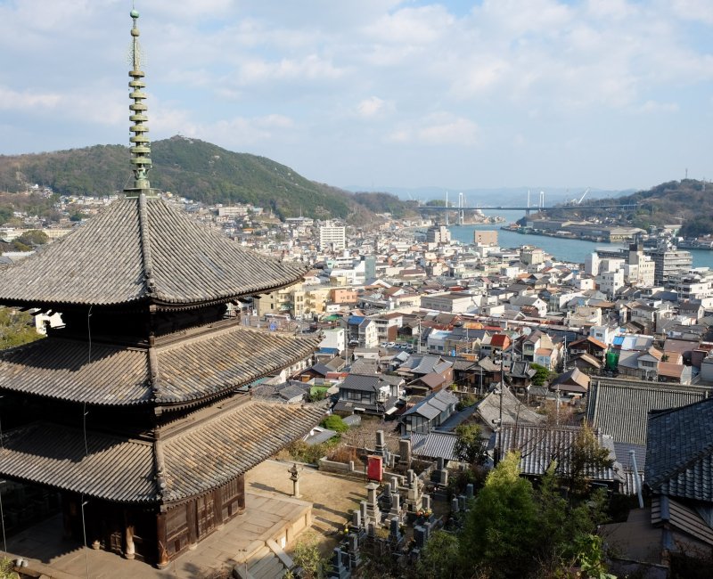 Onomichi (Hiroshima), pagode Tenneiji sur le Chemin des temples et vue aérienne sur la mer intérieure de Seto