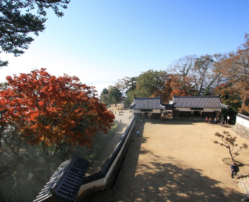 Château de Bitchu Matsuyama, vue sur Honmaru depuis le donjon Château de Bitchu Matsuyama, vue sur Honmaru depuis le donjon