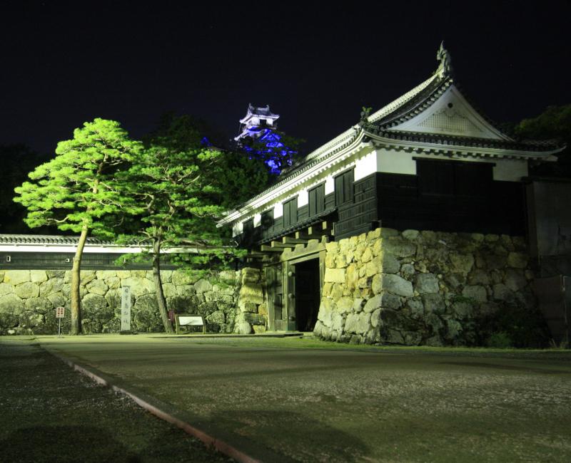 Château de Kochi à Shikoku, Vue nocturne sur la porte principale Ootemon et le donjon Château de Kochi à Shikoku, Vue nocturne sur la porte principale Ootemon et le donjon