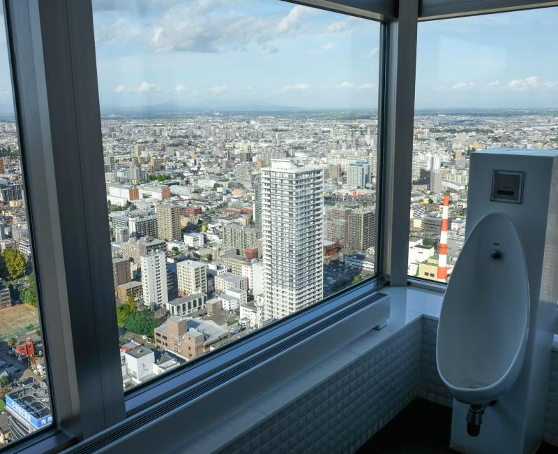 JR Tower T38 à Sapporo, Vue sur la ville depuis les toilettes des hommes