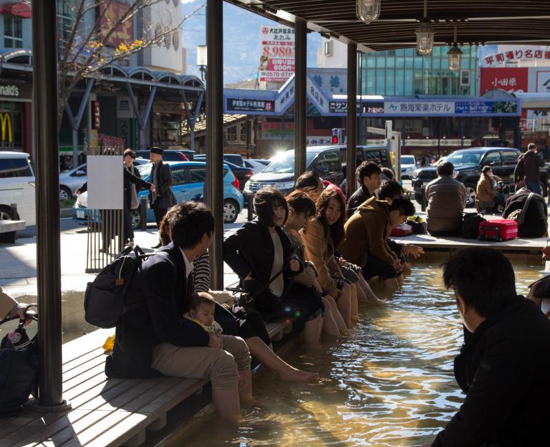 Atami, Visiteurs profitant d'un bain de pieds ashiyu Atami, Visiteurs profitant d'un bain de pieds ashiyu