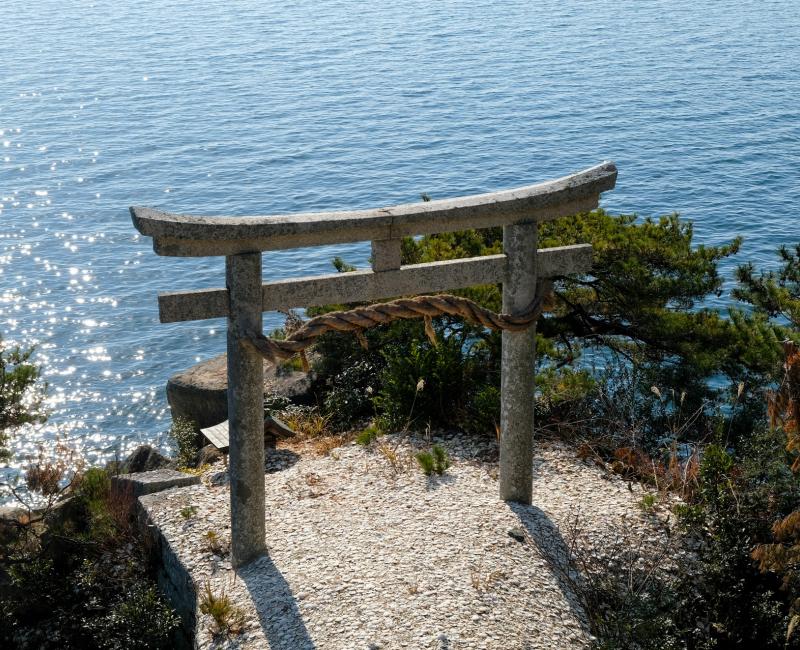 Chikubushima (Lac Biwa), Torii de la tradition du "jet de vaisselle" Chikubushima (Lac Biwa), Torii de la tradition du "jet de vaisselle"