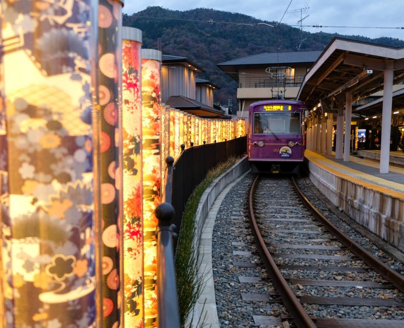 Forêt de kimono (Arashiyama Randen), vue de la gare en soirée
