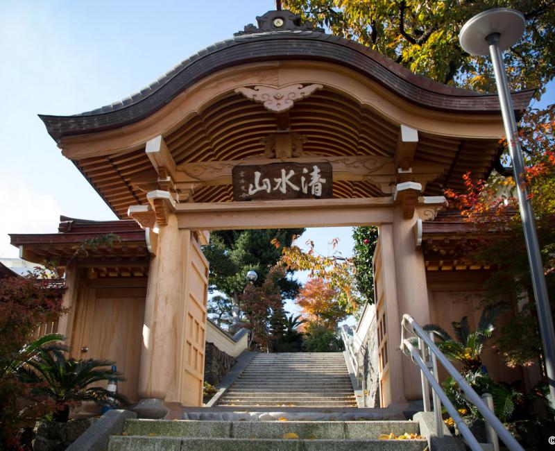 Porte d'accès au site du sanctuaire Kinomiya-jinja à Atami Porte d'accès au site du sanctuaire Kinomiya-jinja à Atami