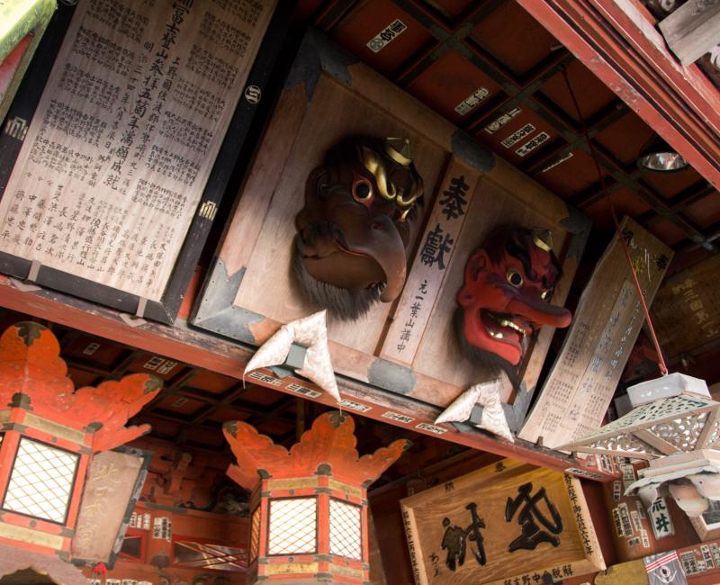 Kitaguchi Hongu Fuji Sengen (Fujiyoshida), Masques de tengu sur le pavillon principal