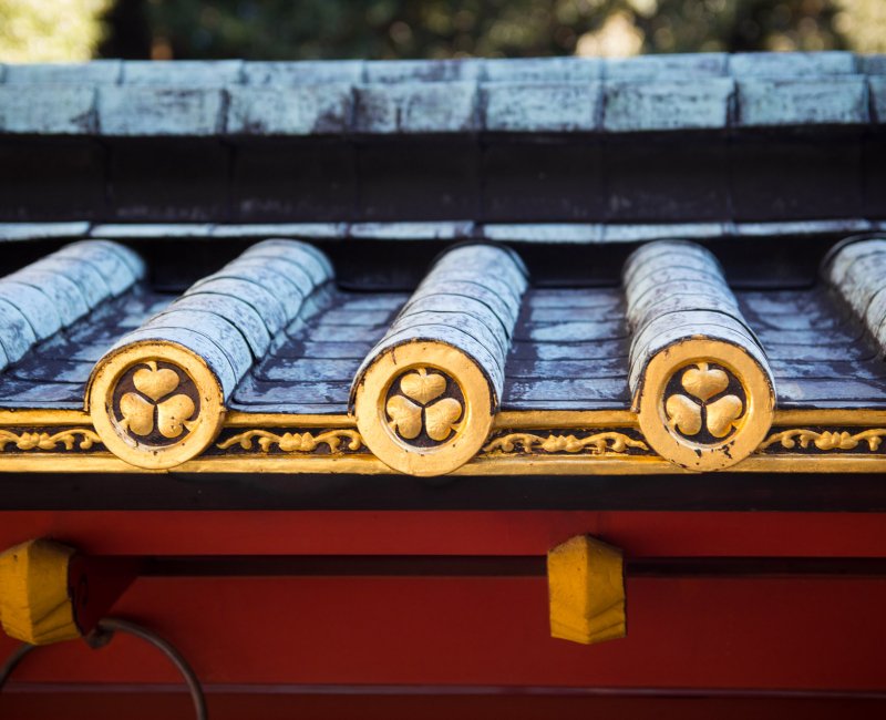Kunozan Toshogu (Shizuoka), blason des Tokugawa sur le toit d'un pavillon du mausolée