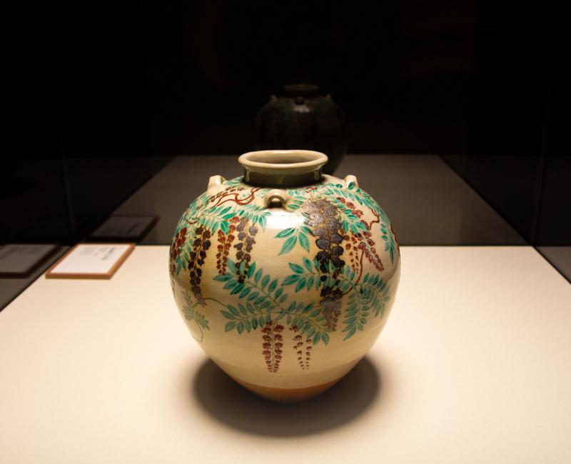 Jarre à thé de Nonomura Ninsei décorée de glycines au Musée d'Art MOA (Atami) Jarre à thé de Nonomura Ninsei décorée de glycines au Musée d'Art MOA (Atami)