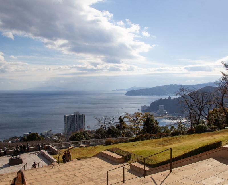 Vue sur la baie de Sagami depuis le Musée d'Art MOA (Atami) Vue sur la baie de Sagami depuis le Musée d'Art MOA (Atami)