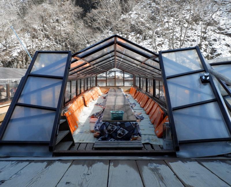 Gorges Geibikei (Iwate) en hiver, Bateau équipé de tables chauffantes kotatsu
