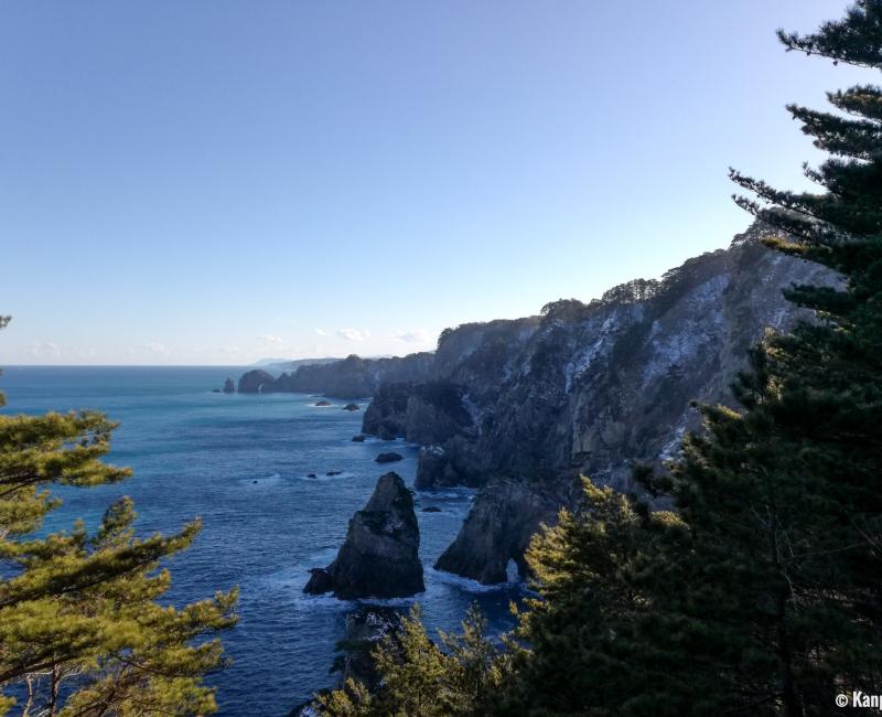 Falaises de Kitayamazaki le long de la côte Sanriku Falaises de Kitayamazaki le long de la côte Sanriku