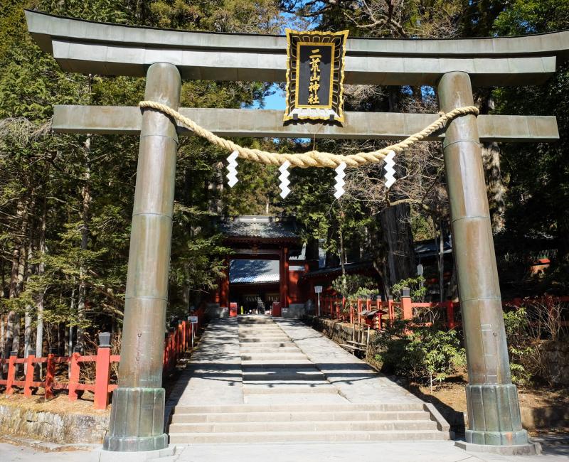 Futarasan-jinja (Nikko), porte torii à l'entrée du sanctuaire Futarasan-jinja (Nikko), porte torii à l'entrée du sanctuaire
