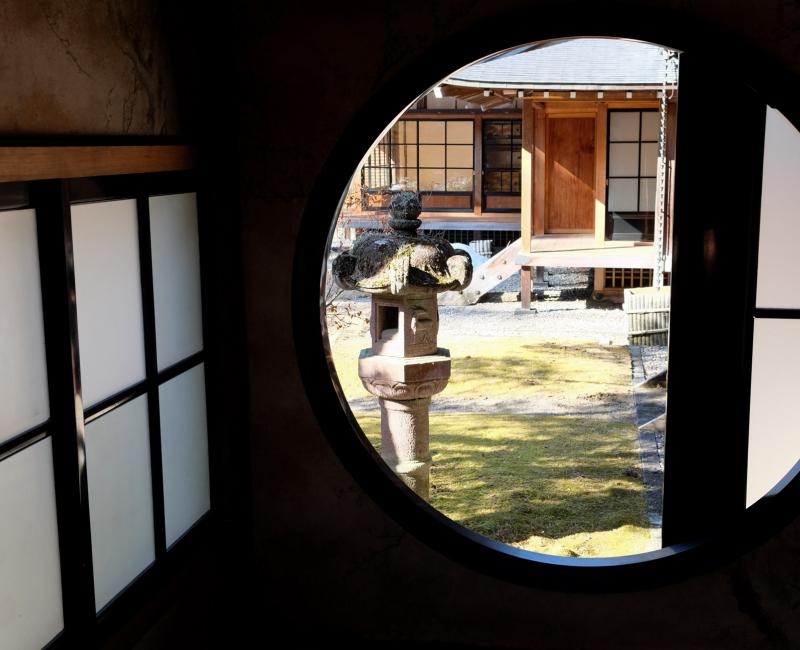Villa Impériale Tamozawa à Nikko, Vue sur le jardin depuis une fenêtre circulaire