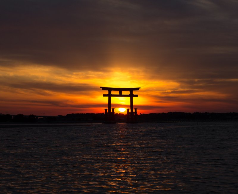 Hamanaka-ko (Hamamatsu, Shizuoka), coucher de soleil sur torii de Bentenjima en hiver