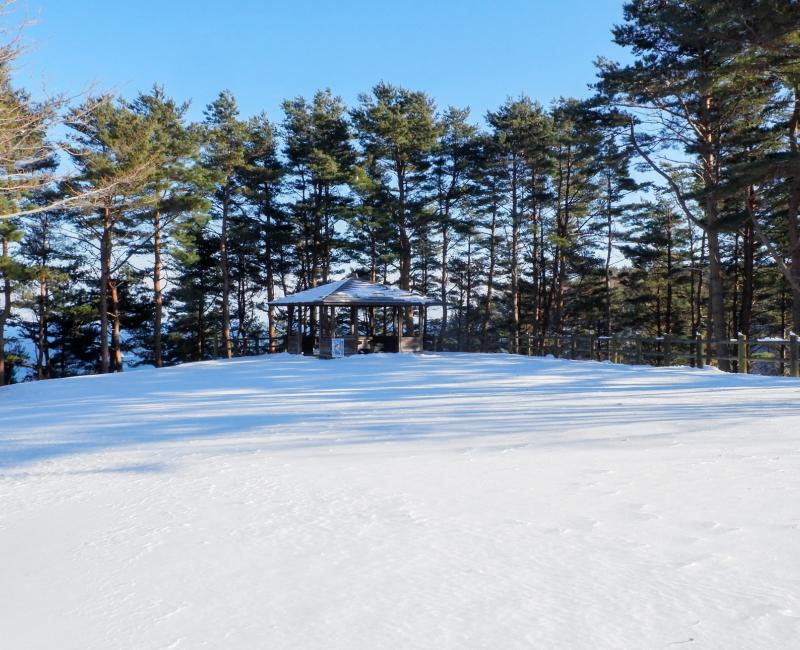 Falaises de Kitayamazaki (Tohoku), Abri avec vue sur l'océan en hiver