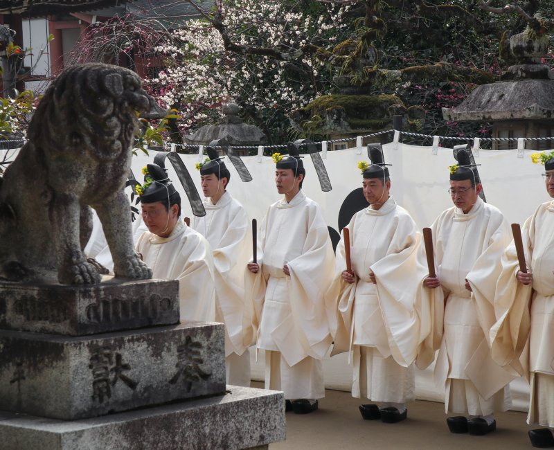 Kitano Tenman-gu (Kyoto), prêtes shinto au cours d'une célébration pendant Ume Matsuri le 25 février Kitano Tenman-gu (Kyoto), prêtes shinto au cours d'une célébration pendant Ume Matsuri le 25 février