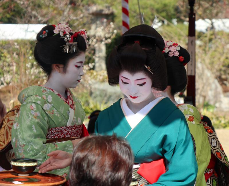 Kyoto (Kansai), Thé matcha servi par Geisha et Maiko le 25 février au Kitano Tenmangu Kyoto (Kansai), Thé matcha servi par Geisha et Maiko le 25 février au Kitano Tenmangu