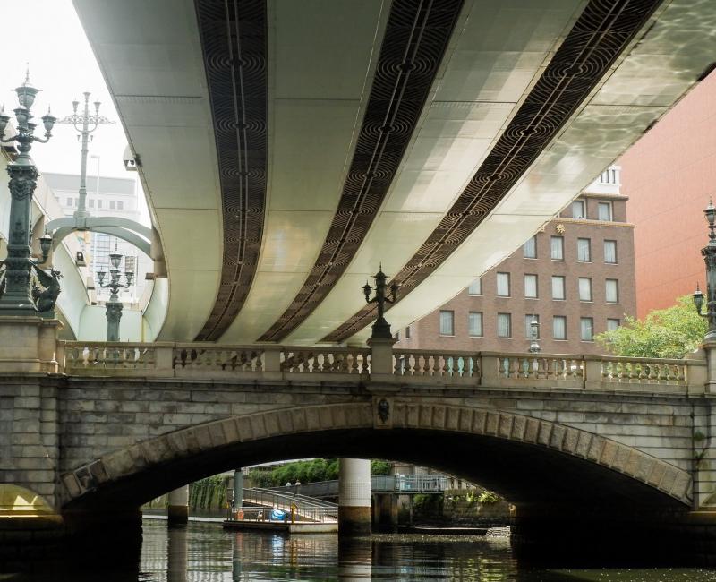 Croisière Nihombashi (Tokyo), Vue sur le pont Nihonbashi et les statues de kirin Croisière Nihombashi (Tokyo), Vue sur le pont Nihonbashi et les statues de kirin
