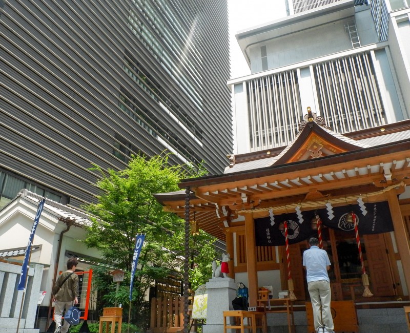 Quartier Nihonbashi, sanctuaire Fukutoku et buildings Quartier Nihonbashi, sanctuaire Fukutoku et buildings