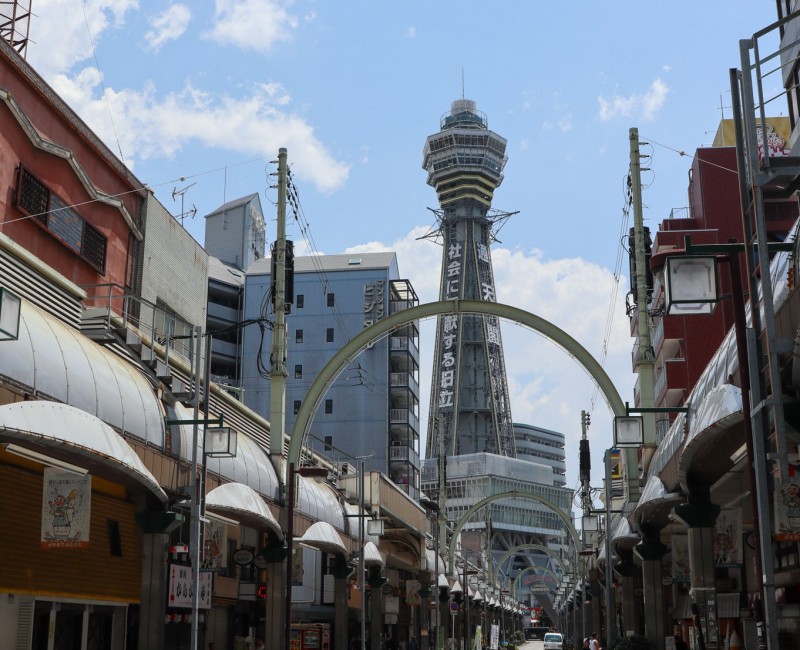 Vue sur la tour Tsutenkaku depuis le quartier Shinsekai