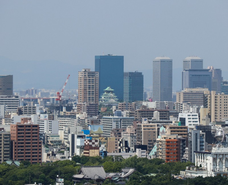Vue sur le château d'Osaka depuis la tour Tsutenkaku