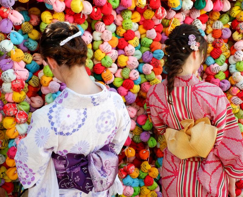 Boules Kukurizaru et Japonaises en yukata au Yasaka Koshin-do Boules Kukurizaru et Japonaises en yukata au Yasaka Koshin-do