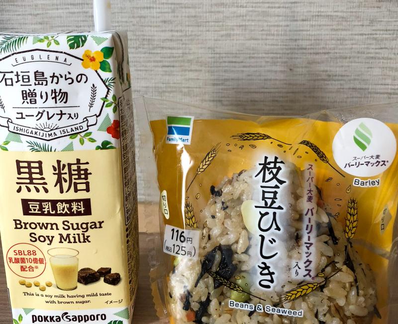Lait de soja et onigiri vegan au konbini Lait de soja et onigiri vegan au konbini