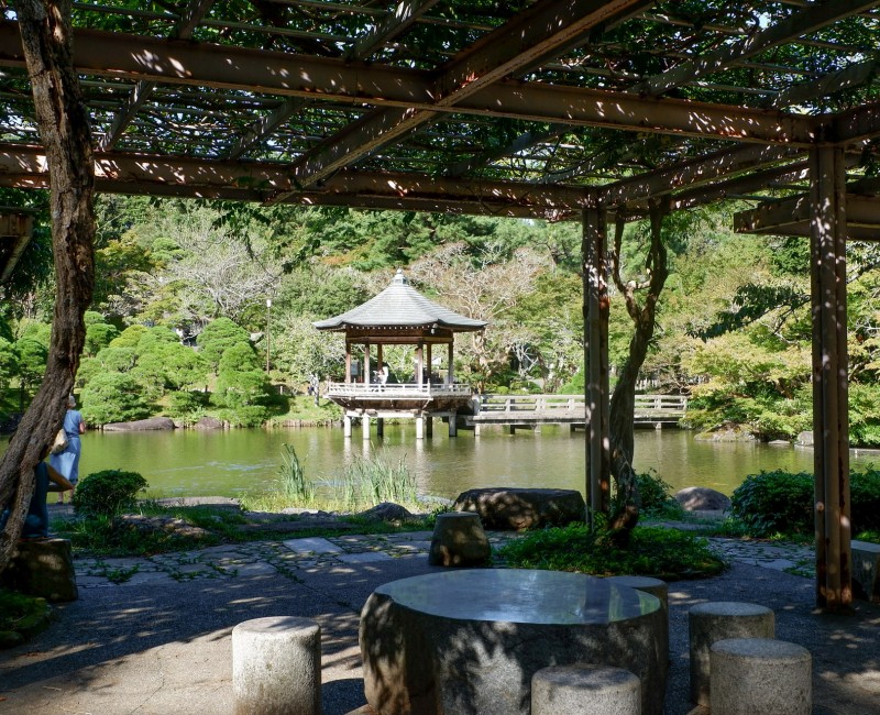 Parc du Narita-san, vue sur le pavillon flottant Ukimido depuis l'abri sous les glycines