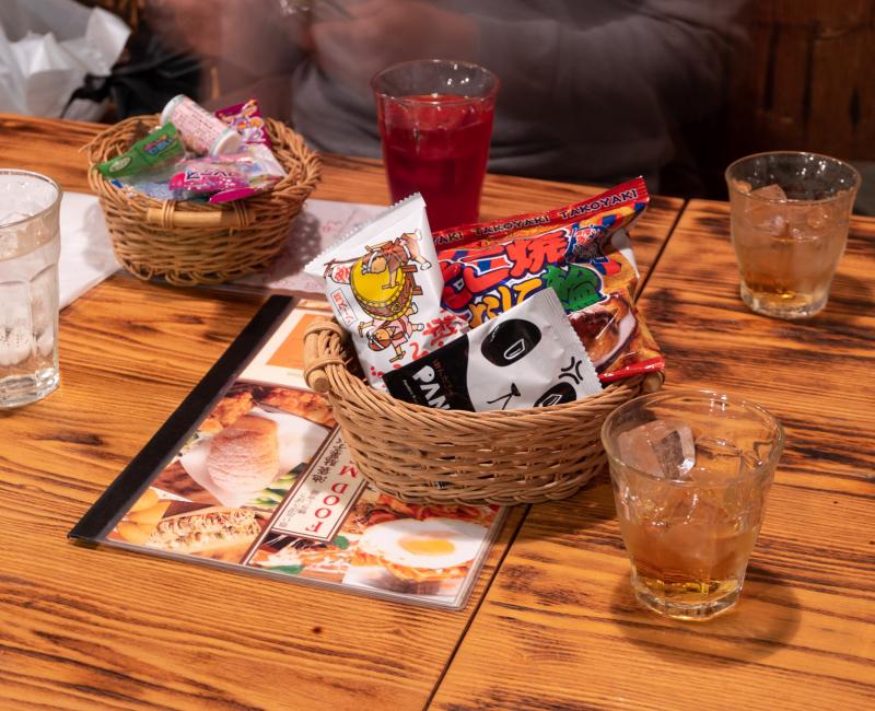 Bonbons et verres au Ikebukuro Dagashi Bar Bonbons et verres au Ikebukuro Dagashi Bar