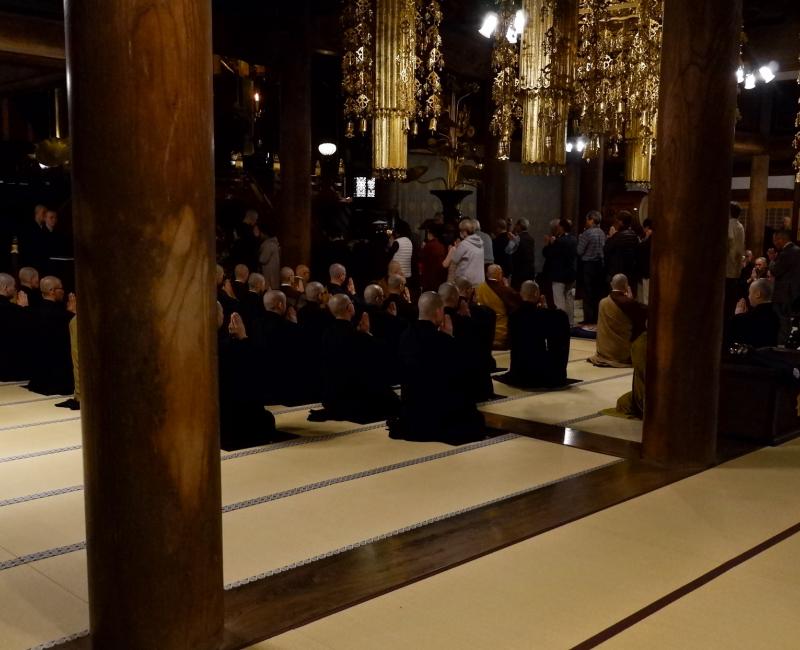 Prière du matin avec les moines à Eihei-ji (Fukui) Prière du matin avec les moines à Eihei-ji (Fukui)