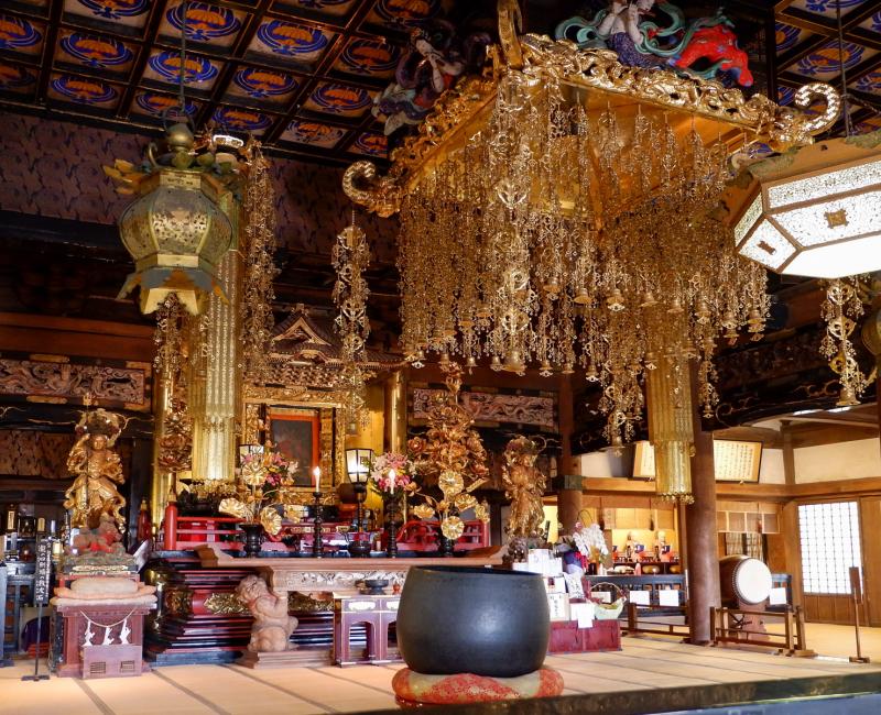 Ryuko-ji (Enoshima), Autel de prière et ornementations bouddhiques