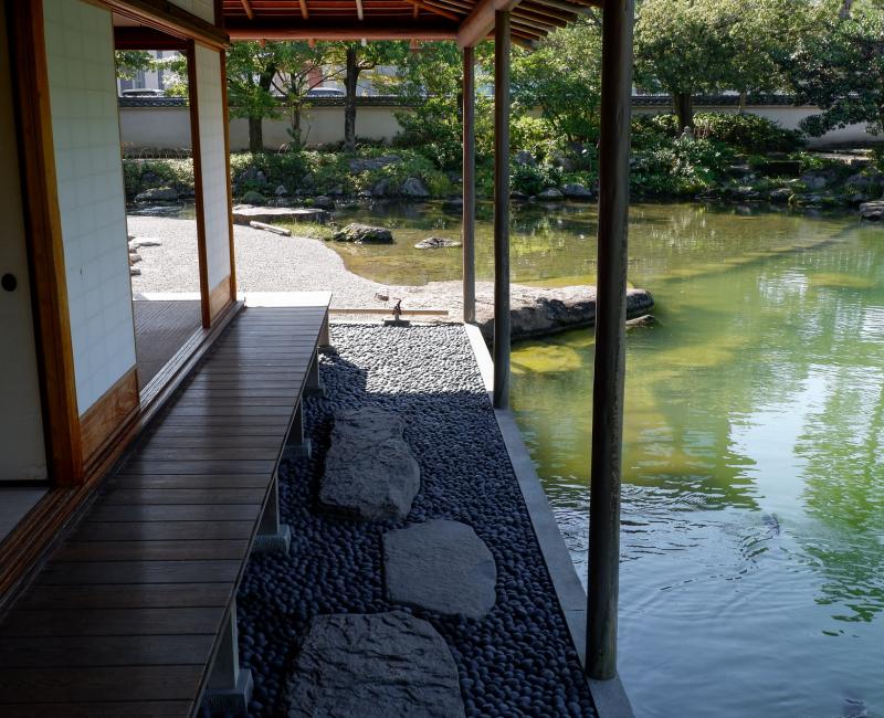 Jardin Yokokan (Fukui), Vue sur la plage artificielle
