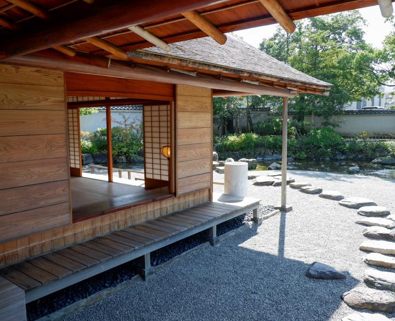 Jardin Yokokan (Fukui), Pas japonais et vue sur l'intérieur de la résidence