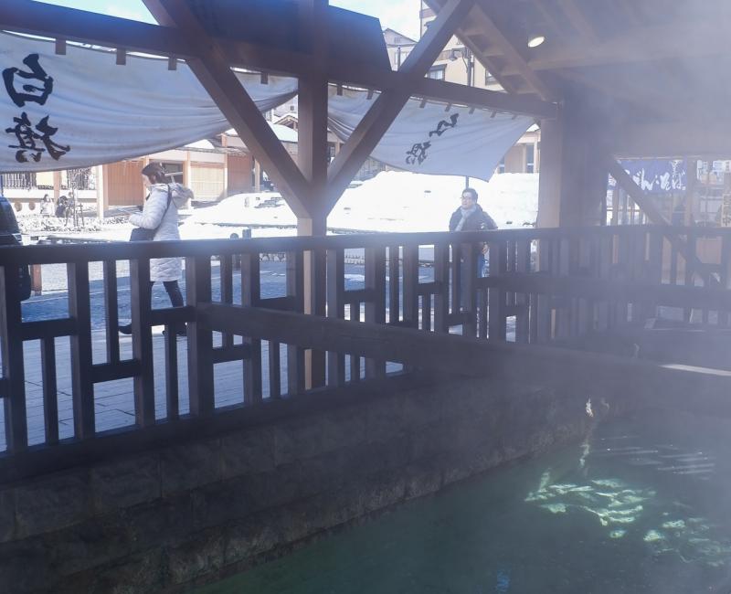 Petit bassin chaud à l'entrée du onsen Gozanoyu à Kusatsu (Gunma)