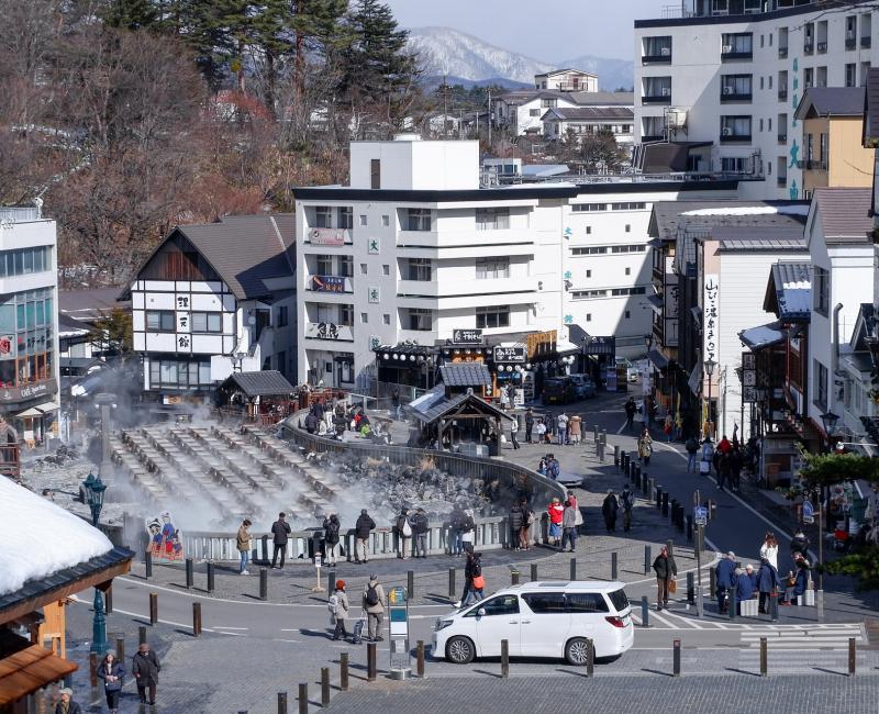 Kusatsu (Kanto), vue sur le centre-ville avec bassin Yubatake Kusatsu (Kanto), vue sur le centre-ville avec bassin Yubatake