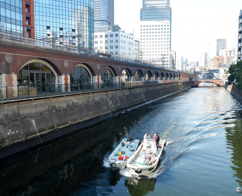 Rivière Kanda et centre commercial mAAch ecute Kanda Manseibashi à Tokyo Rivière Kanda et centre commercial mAAch ecute Kanda Manseibashi à Tokyo
