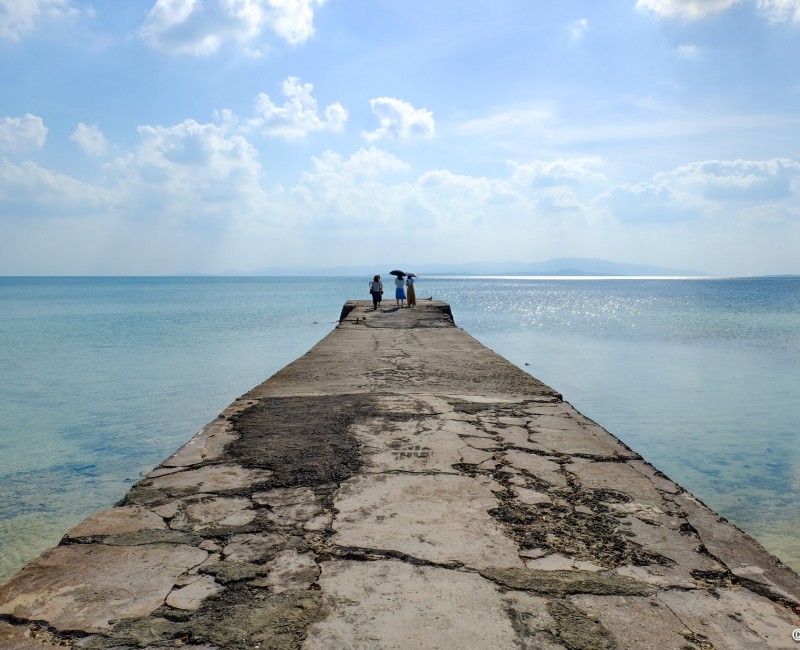 Ponton Nishi Pier et plage à Taketomi-jima Ponton Nishi Pier et plage à Taketomi-jima