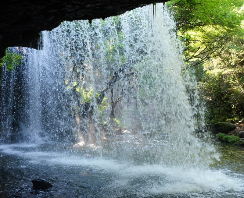 Cascade de Nabegataki (Kumamoto), Vue depuis l'arrière de la chute 2 Cascade de Nabegataki (Kumamoto), Vue depuis l'arrière de la chute 2