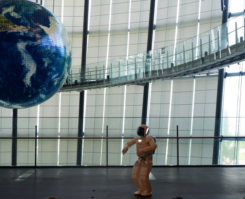 Globe Geo-Cosmos et robot Asimo au musée Miraikan Globe Geo-Cosmos et robot Asimo au musée Miraikan