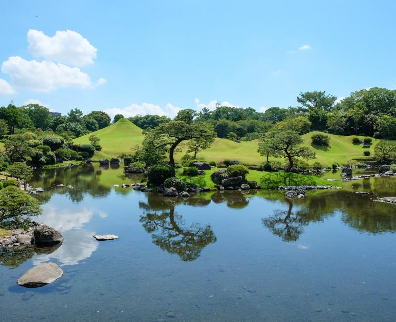 Mont Fuji en miniature au jardin japonais Suizen-ji Joju-en à Kumamoto Mont Fuji en miniature au jardin japonais Suizen-ji Joju-en à Kumamoto
